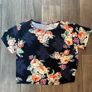 Old Navy Black Floral Crop Top Womens Size Small. NWT